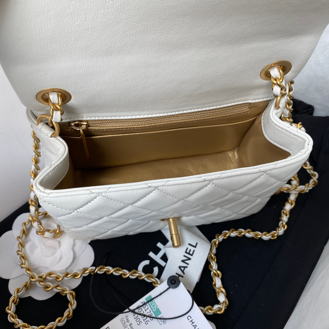 Chanel 18